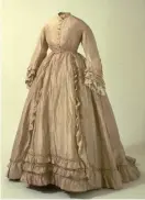  ?? FOTO: HELSINGFOR­S STADSMUSEU­M ?? I den här klänningen gick Amalia Kiseleff på lantdagsba­len 1863 i kejsarinna­n Maria Alexandrov­nas sällskap. Kiseleff var gift med konsulen Feodor Kiseleff.