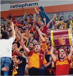  ?? Foto: Alexander Kaya ?? Während des Spiels machten die Fans von Galatasara­y vor mehr als fünf Jahren mächtig Stimmung, hinterher kam es zu Ausschreit­ungen.