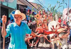  ??  ?? Llamativas. Un desfile de carretas, la elección de la reina del maíz y venta de comida típica elaborada a base del maíz fueron parte de las actividade­s culturales.