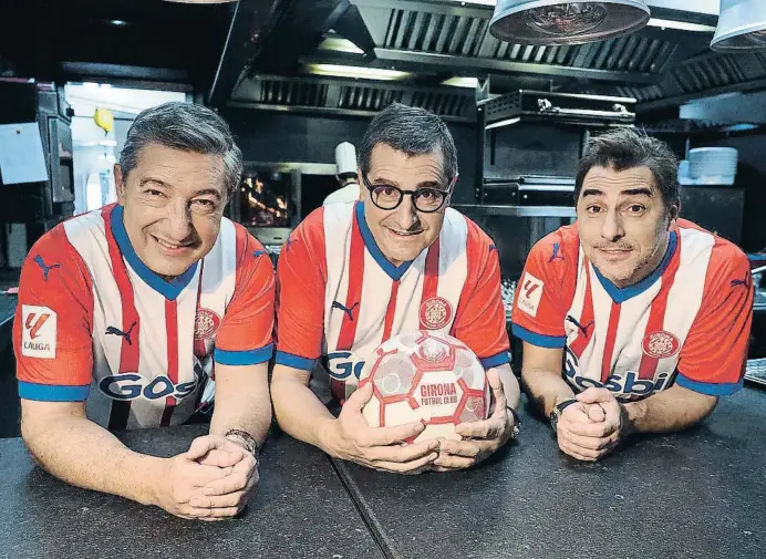  ?? Pere Duran / NORD MEDIA ?? Josep, Joan y Jordi Roca, en la cocina del Celler de Can Roca con la camiseta del Girona