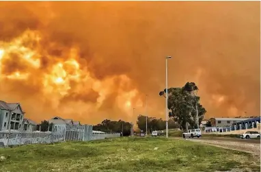  ?? PICTURE: BRYAN MENNIE ?? UP IN FLAMES: Four houses were reportedly destroyed in a fire stretching from the N2, Gordon’s Bay to Steenbras Dam and Rooi Els. At least 33 fire engines were being used to combat the blaze which was fanned by strong winds.