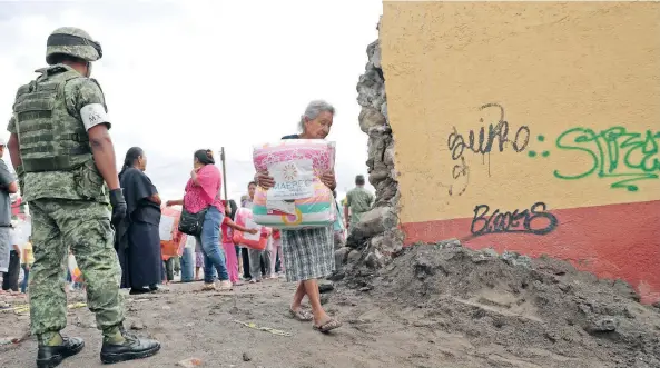  ??  ?? La ayuda que recolectó la organizaci­ón MAEPEC, que preside la señora Perla Díaz de Ealy, llegó de manera directa a los pobladores de diferentes municipios de Morelos y fue entregada por militares.