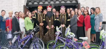  ?? CECILIA FIGUEROA / LA PRENSA ?? Los Tres Reyes Magos, con miembros del Concilio Hispano de la Cámara de Comercio de Kissimmee y Osceola, al anunciar el evento del 7 de enero de 2017.