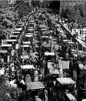  ?? TOWNSEN/EPA ?? Some 500 tractors gather during a march Friday to support the independen­ce referendum in Girona, Spain.