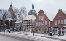  ??  ?? Ein seltener Anblick: schneebede­ckte Dächer in Burg.