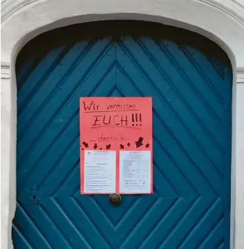  ?? Foto: Claudia Voth ?? „Wir vermissen euch“steht auf der Eingangstü­re zur Blauen Traube in Neuburg. Auch die Bürger vermissen das Leben, das es vor Corona gab.