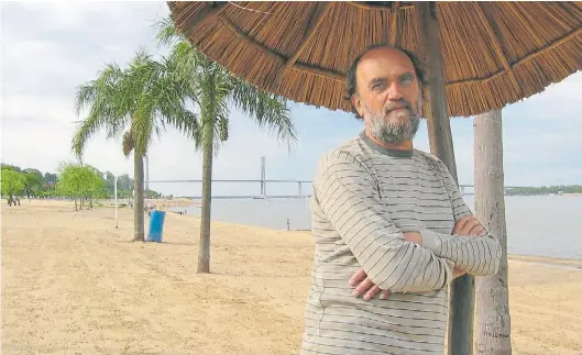  ?? EDUARDO GROSSMAN ?? En el balneario La Florida, junto al río Paraná, en Rosario. Imagen poco vista de un escritor reconocido por sus cualidades humorístic­as y narrativas.