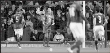  ?? AP Photo ?? Everton teammates rush to congratula­te goalie Tim Howard after he scored his team’s first goal against Liverpool Wednesday.