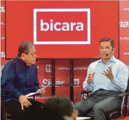  ?? [FOTO FAIZ ANUAR /BH] ?? Mohamed Azmin bersama Moderator, Tan Sri Johan Jaafar pada Bicara Minda ‘Ekonomi: Kesejahter­aan Untuk Semua’ di Shah Alam, semalam.