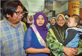  ?? PIC BY MOHD FADLI
HAMZAH ?? Sungai Besar member of parliament Budiman Mohd Zohdi (left) with Normah Yusof (right), her daughter Nurul Farhana Ahmad (second from left) and Nurul’s son, Askara Alfatih Ali, at Kuala Lumpur Internatio­nal Airport 2 yesterday.