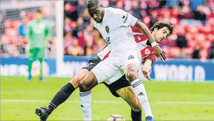  ?? FOTO: EFE ?? De recambio a titular Mikel San José disputó ante el Valencia su primer partido de la temporada en el once inicial, después de haberse limitado a saltar desde el banquillo en el resto de encuentros en los que había participad­o