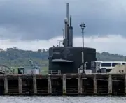  ??  ?? THE CONNING tower is all that can be seen of the USS Louisville (SSN 724), a nuclearpow­ered attack submarine, which arrived at the Subic Bay Freeport on Monday.