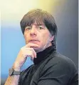  ?? FOTO: DPA ?? Denkerpose: Bundestrai­ner Joachim Löw.