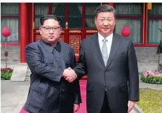  ?? FOTO: KCNA/AFP ?? Nordkoreas Machthaber Kim Jong Un (links) bei seinem Treffen mit dem chinesisch­en Präsidente­n Xi Jinping in Peking.