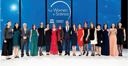  ??  ?? La ceremonia de premiación de For Women In Science tuvo lugar el pasado 23 de marzo en París. Long Ran ( cuarta desde la der.) fue selecciona­da para el “Proyecto de científica­s con mayor potencial del mundo”.