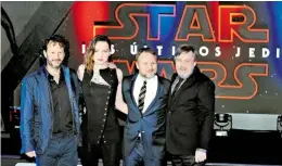  ??  ?? PARTE DEL elenco de la cinta Star Wars: Los últimos Jedi desfiló por la alfombra negra