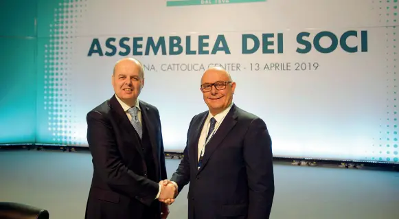  ??  ?? In assemblea Da sinistra, Alberto Minali, ex Ad di Cattolica, e il presidente Paolo Bedoni si stringono la mano sul palco dell’assemblea dei soci lo scorso aprile