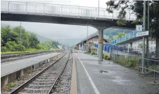  ?? FOTOS: SCHOLZ ?? Der Bahnhof in Merklingen soll modernisie­rt werden. Der Beginn der Maßnahmen wurde allerdings schon mehrfach verschoben.