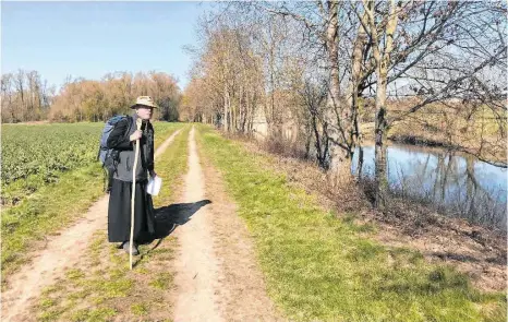  ?? FOTOS: DORIS KURZ ?? Bruder Jakobus unternimmt an der Donau bei Oberdischi­ngen eine Probe-Pilgerwand­erung.