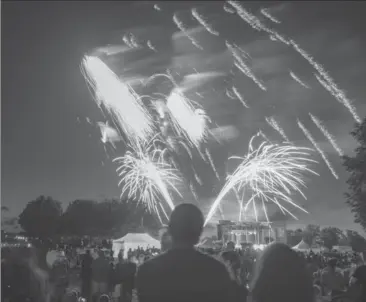  ?? PHOTOS BY GARY YOKOYAMA, THE HAMILTON SPECTATOR ?? Spectators were treated to a spectacula­r fireworks show over the harbour.