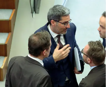  ??  ?? Confronto Svp e Lega alla ricerca di una soluzione. Arno Kompatsche­r e Philipp Achammer con i leghisti Massimo Bessone e Carlo Vettori