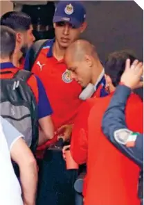  ?? ?? Javier Hernández ni siquiera volteó y de inmediato subió al autobús que los llevaba al Estadio Azteca.