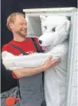  ?? FOTO: FLORIAN GÖTZ ?? „Abenteuer im Kühlschran­k“ist ein Stück für Kinder ab drei Jahren. Unser Bild zeigt Andreas Entner. Im Eisbären steckt Björn Luithardt.