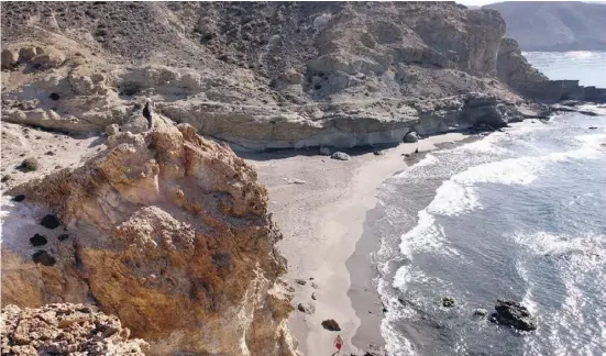  ??  ?? Wüste und Wasser, schroffe Felsen und sanfte Buchten, dazwischen kleine Fischerort­e mit vielen Legenden am Cabo de Gata.