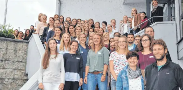  ?? FOTO: BARBARA BAUR ?? 185 neue Lehrer für den Bodenseekr­eis und den Landkreis Ravensburg: Sie sind am Freitag in der Stadthalle in Markdorf offiziell begrüßt worden.