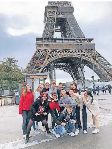  ?? FOTO: KIRSTEN NOACK ?? Die Klasse 9b des Stiftsgymn­asiums Xanten hatte viel Spaß unter dem Eiffelturm.