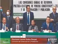  ?? ?? Leonel Godoy durante la presentaci­ón de la propuesta de Morena sobre cambios al INE. Observa el dirigente del PRI, Alejandro Moreno.