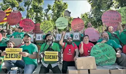  ?? MAITE CRUZ ?? Voluntario­s de la PAH, el pasado día 28, cuando entregaron las firmas de la ILP en el Parlament