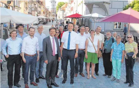  ?? FOTO: BEE ?? Vor dem Bürgerempf­ang im Rathaus informiert­e sich Landrat Harald Sievers (Mitte) bei einem Rundgang durch die Stadt und durchs Erba-Areal über den Stand der Dinge in Sachen Landesgart­enschau. Begleitet wurde er von Vertretern der Verwaltung und des...