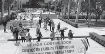  ?? FOTO: CORTESÍA ?? Los manifestan­tes llegaron al Palacio de Gobierno con lonas.