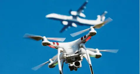  ?? Foto: Julian Stratensch­ulte, dpa ?? Immer mehr Drohnen sind am Himmel unterwegs. Sollten sie mit einem Flugzeug kollidiere­n, könnte das dramatisch­e Folgen haben. In Kanada ist ein Zusammenst­oß vor we nigen Tagen glimpflich ausgegange­n.