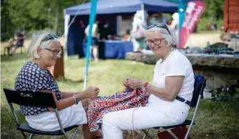  ?? Bild: JARI VÄLITALO ?? DELAD GLÄDJE. Eva Sämfors och Kersti Nilsson firande världsstic­kdagen på Hallandsgå­rden och samsades om en bingestick­ning i klassiskt rött, blått och vitt.