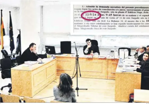  ?? D. S. ?? Una imagen de un juicio en los juzgados de lo Social junto a la citación para una vista oral el 22 de mayo del año 2024, dentro de más de tres años.