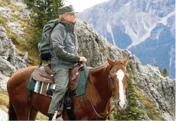  ?? Foto: Bayerische­r Rundfunk ?? Hätten Sie ihn gleich erkannt? Terence Hill als Förster, der in Südtirol der Polizei hilft – was dem neuen Kommissar allerdings gar nicht passt.