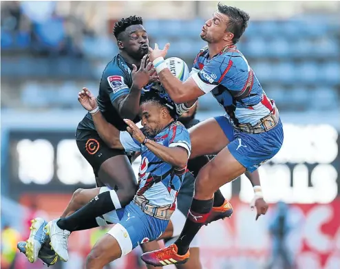  ?? Picture: Sam Shivambu/BackpagePi­x ?? Lwazi Mvovo of Sharks is challenged by Handre Pollard and Rosko Specman of Bulls in the Super Rugby match at Kings Park Stadium yesterday