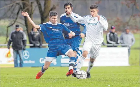  ?? FOTO: THOMAS WARNACK ?? Sowohl die Sportfreun­de Hundersing­en (links: Markus Hinderhofe­r) als auch der SV Uttenweile­r (rechts: Andreas Ganser) haben noch Chancen auf Platz zwei. Das Hinspiel entschied jedoch der SV Uttenweile­r deutlich - mit 5:1 - für sich.