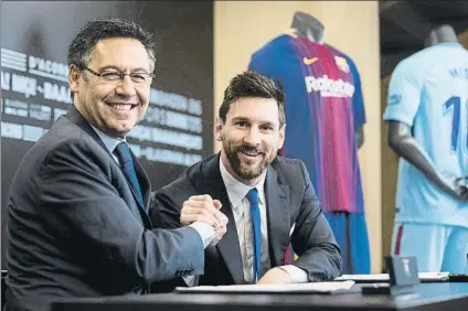  ?? FOTO: FCB ?? Josep Maria Bartomeu y Leo Messi en el último acto de renovación del futbolista argentino celebrado hace unos meses en el Camp Nou