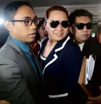  ?? TIGHT SQUEEZE Businesswo­man Janet LimNapoles appears to be tightly guarded by two of her lawyers during a media forum yesterday.
MARIANNE BERMUDEZ ??