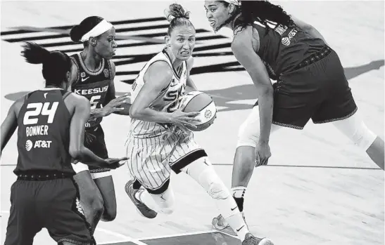  ?? EILEEN T. MESLAR/AP ?? Sky guard Courtney Vandersloo­t drives past Connecticu­t Sun guard Jasmine Thomas on Saturday at Wintrust Arena. The Sky earned their fifth straight victory.