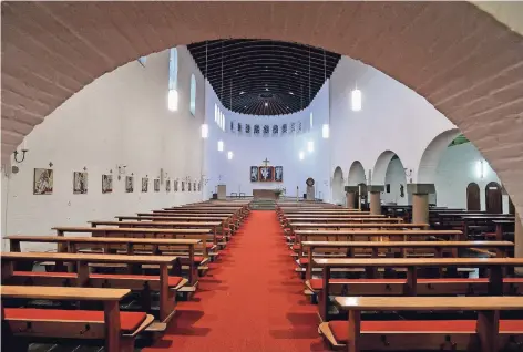  ?? FOTO: ARCHIV ?? Blick in die Reichswald­er Kirche. Die Verleimung zwischen den Dachbalken hat sich an mehreren Stellen gelöst. So konnte Feuchtigke­it eindringen.