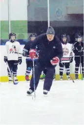  ?? —photo Gregg Chamberlai­n ?? Sergio Momesso et les jeunes jouers de hockey.