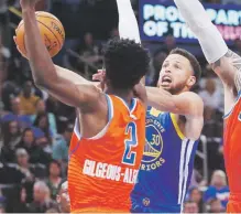  ??  ?? ¿JUGÓ SOLO? Stephen Curry pareció ser el único jugador efectivo de Golden State ayer ante OK City.