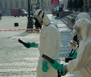  ??  ?? Strumenti in manoGli specialist­i della polizia ieri in azione. Sullo sfondo, il trolley dimenticat­o