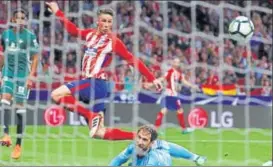  ?? REUTERS PHOTO ?? ▪ Atletico Madrid's Fernando Torres fails to score against Real Betis in Madrid.