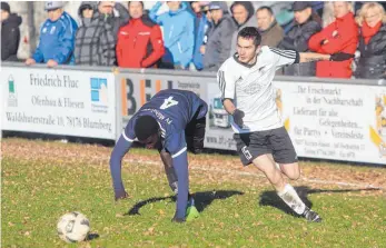  ?? FOTO: MATTHIAS JANSEN ?? Der Eindruck täuscht: Der FV Möhringen (Omar Manjang/links) ist vor Spitzenrei­ter SG Kirchen-Hausen (Mike Weinmann) nicht in die Knie gegangen. Das Derby endete 0:0. Die Gäste aus Möhringen waren dem Sieg sogar ein Stück näher.