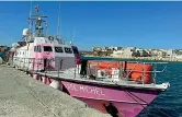  ?? ?? In porto
La nave Louise Michel ormeggiata ieri a uno dei moli del porto commercial­e di Lampedusa: è in fermo amministra­tivo per venti giorni